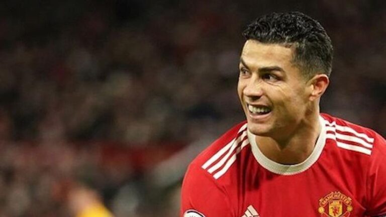 Manchester United, kulübü eleştiren Ronaldo’nun posterini stattan kaldırdı