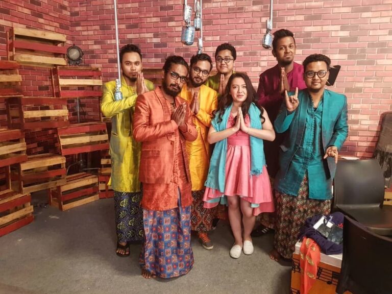 Türk kızı Öykü Gül, filmlerden öğrendiği Hintçe ile Hindistan’ın aranan sesi oldu