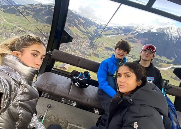 Salma Hayek, kızı ve Linda Evangelista’nın oğluyla kayak gezisinden bir fotoğraf paylaştı