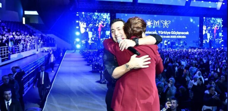 Meral Akşener ve Mustafa Sandal’dan ‘Aya Benzer’ dansı