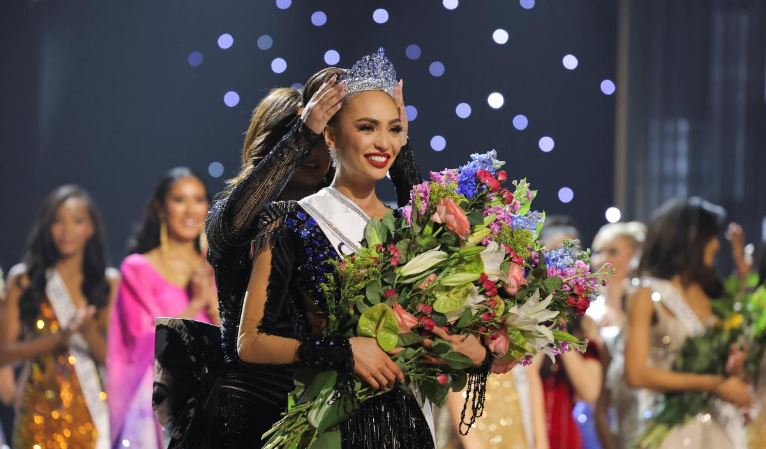 Kainat Güzellik Yarışması’nı Filipin asıllı adayla ABD kazandı