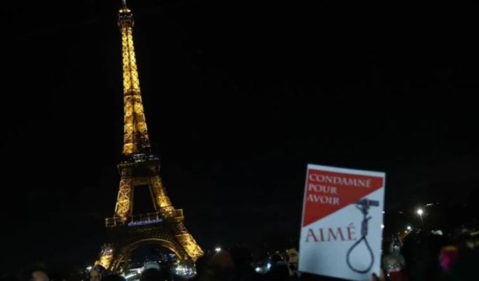 Eyfel Kulesi’ne “İran’da idamları durdurun” sloganları yansıtıldı