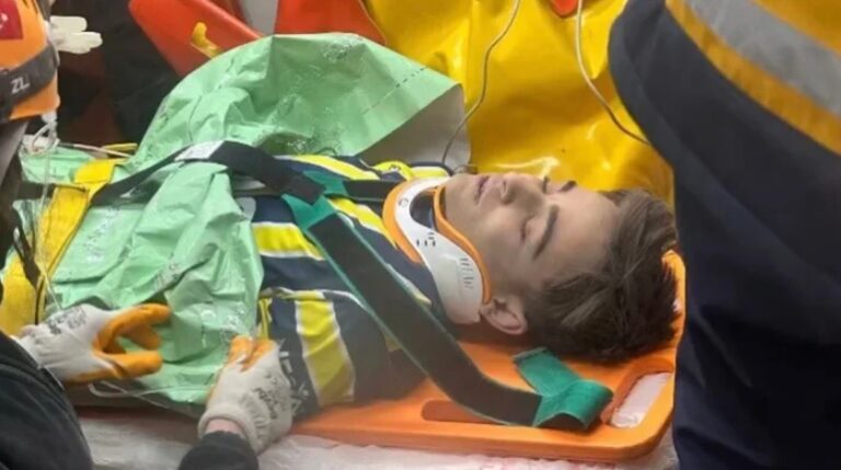 119 saat sonra enkazdan kurtarılan Kamilcan Ağdaş’ın Fenerbahçe forması gündem oldu