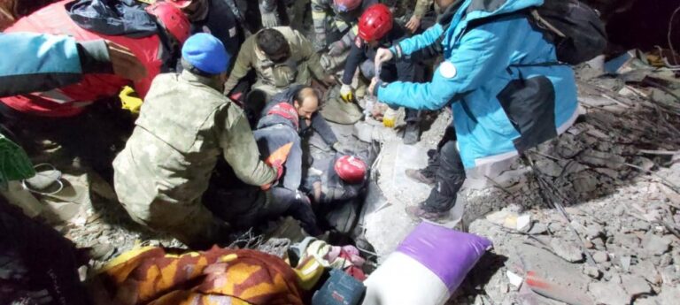 Gaziantep’te enkaz altında kalan Sibel depremin üzerinden geçen 170 saat sonra sağ çıkarıldı