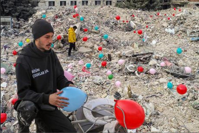Depremde ölen çocuklar için enkaz alanlarına renkli balonlar asıldı