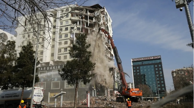 Diyarbakır’daki Galeria İş Merkezi’nin yıkımı durduruldu