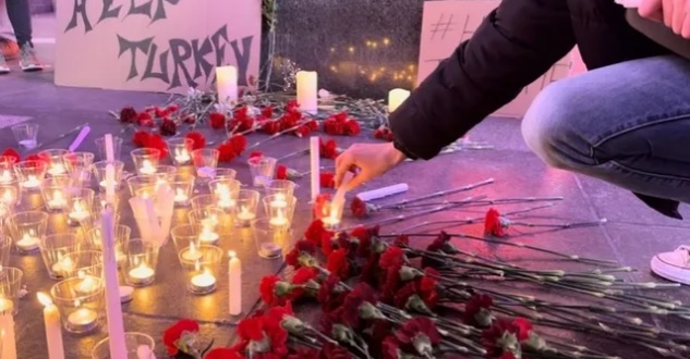 Depremde hayatını kaybedenler için Times Meydanı’nda anma töreni