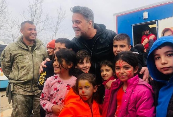 Beyazıt Öztürk depremin acısını Kahramanmaraş’ta miniklerle paylaştı