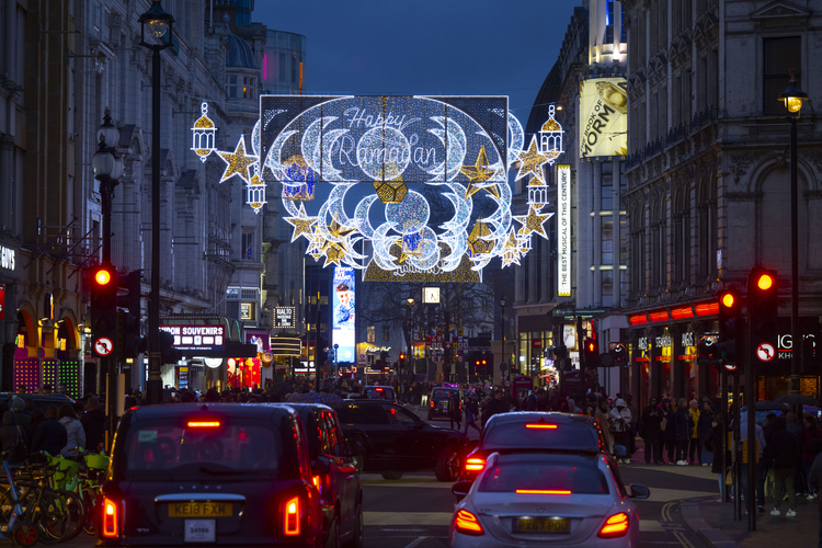 Londra’nın ünlü caddesi ilk kez ramazan dolayısıyla özel olarak aydınlatıldı