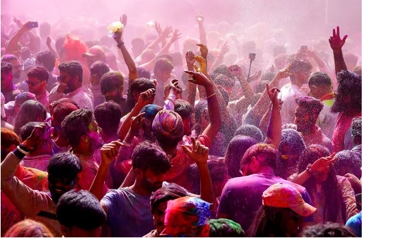 Hindistan’da ‘renklerin festivali’ Holi kutlandı
