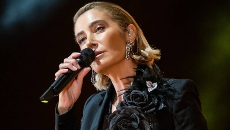 Sıla Gençoğlu, Kanada Toronto’da dünya starlarını ağırlayan ünlü Massey Hall’de sahneye çıktı