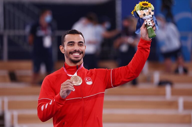 Milli cimnastikçi Ferhat Arıcan gümüş madalya kazandı