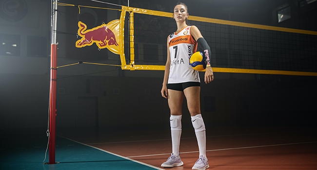 Hande Baladın mini şortuyla gala gecesine damga vurdu