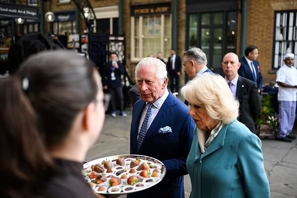 Kraliyet’in ziyaretinde dikkat çeken çikolata detayı