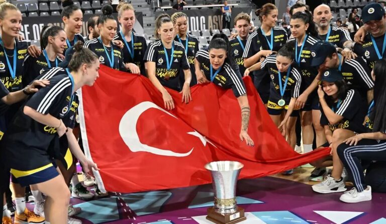 FIBA Süper Kupa şampiyonu Fenerbahçe Alagöz Holding