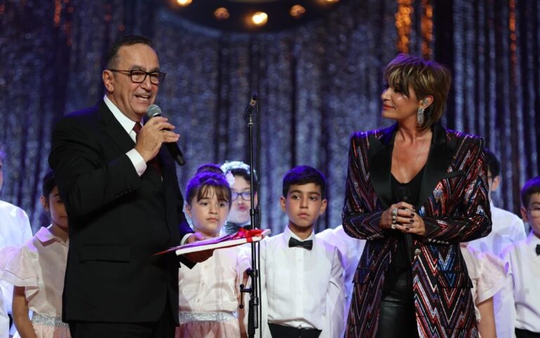 Sıla lösemiyi yenen çocuklarla sahne aldı