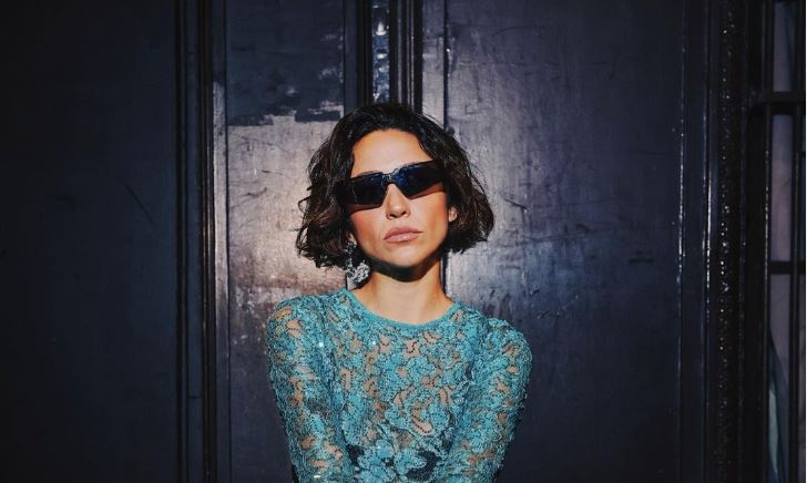 Zeynep Bastık’tan iç çamaşırlı spor pozu