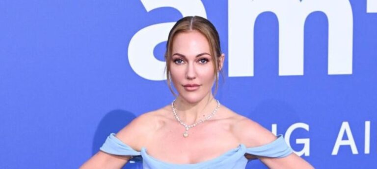 40 yaşındaki Meryem Uzerli, üstsüz şekilde kamera karşısına geçti