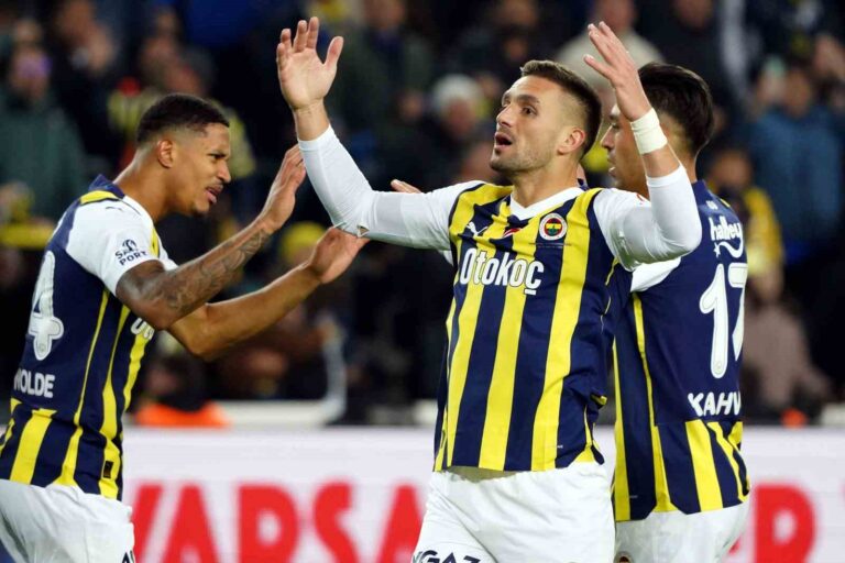 Fenerbahçe’de direksiyona Dusan Tadic geçti.