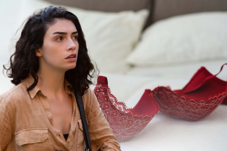 Hazar Ergüçlü’den şaşırtan çıplak poz