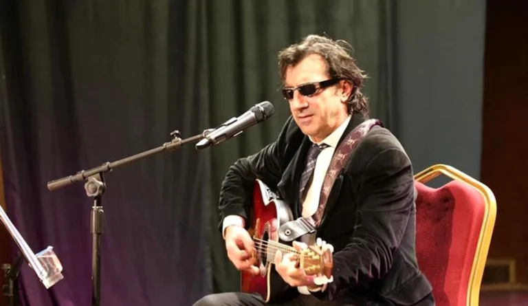 Ayna grubunun solisti Erhan Güleryüz