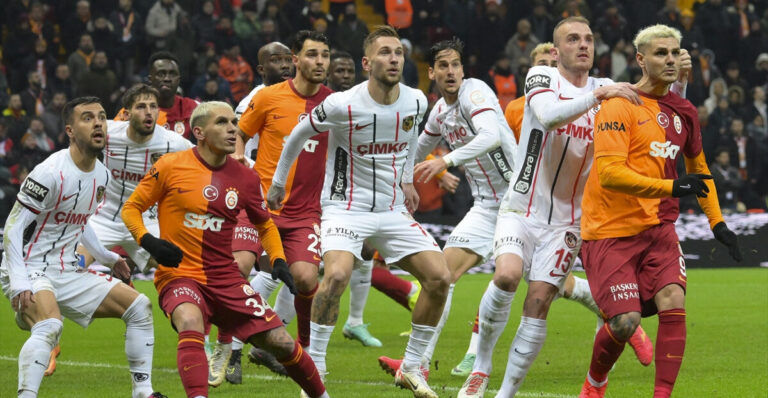 Galatasaray’da Okan Buruk’un rekoruna direkler engel olamadı