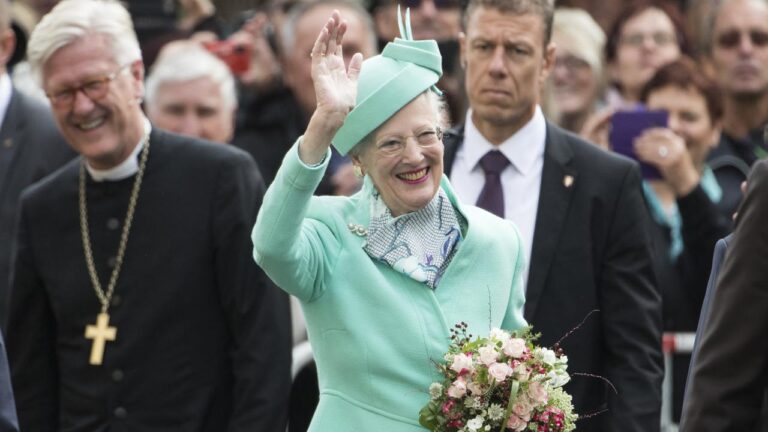 Danimarka Kraliçesi tahtı bıraktı, tacı vermedi