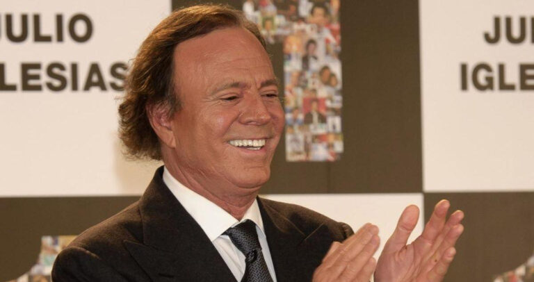 Ünlü şarkıcı gözaltına alındı! Valizinden 42 kilo yiyecek çıktı