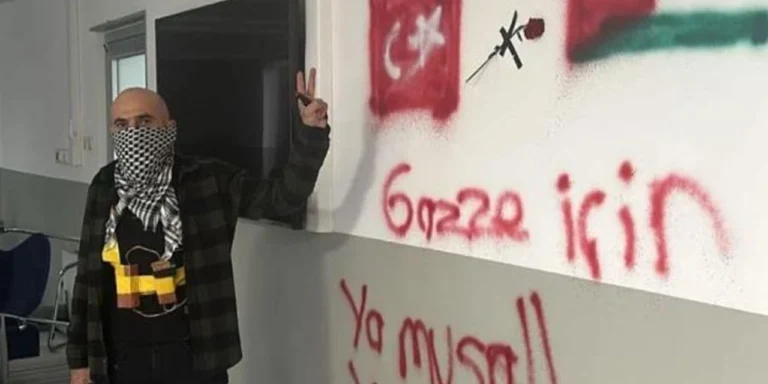 Son Dakika…. Kocaeli’de hareketli anlar. Saldırgan fabrikayı basıp işçileri rehin aldı. Saatler sonra rehineler kurtarıldı