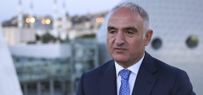 Bakan Ersoy: 54,3 milyar dolar toplam gelirle 2023 turizmde rekor yıl oldu