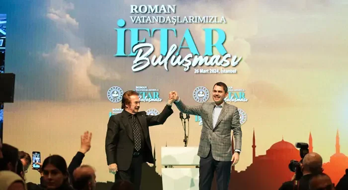 Murat Kurum ve Orhan Gencebay Sahneye Birlikte Çıkıp Şarkı Söyledi