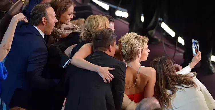 Selfie çektiren yıldızların 10 yıl içinde başına gelmeyen kalmadı