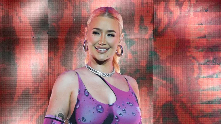 Kıvrımlı şarkıcı yeni mesleğinde daha çok para kazanacak