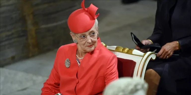 Tahttan çekilen kraliçe kostüm tasarlamaya başladı