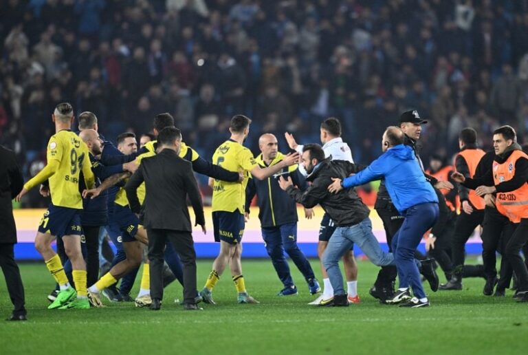 Trabzon’da Fenerbahçe maçı sonrası ortalık karıştı
