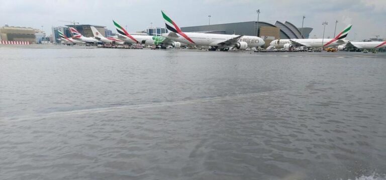 Dubai sular altında. Tarihi bir hava olayı yaşanıyor