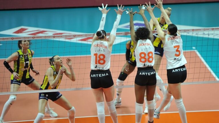 Eczacıbaşı Dynavit’i yenen Fenerbahçe Opet final serisinde önde