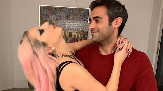 Zaten evli gibi yaşıyorlardı. Parlak yüzük nişan söylentilerini ateşledi