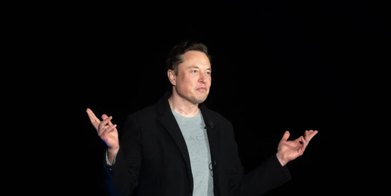 Elon Musk’tan insansı robot kararı