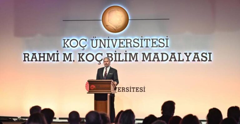 Koç Üniversitesi Rahmi Koç Bilim Madalyası’nın sahibi Prof. Mete Atatüre oldu
