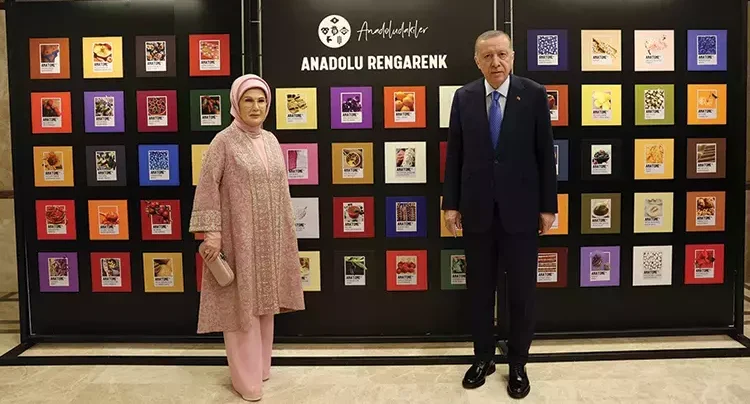 Cumhurbaşkanı Erdoğan ve eşi Emine Erdoğan’dan sergi ziyareti