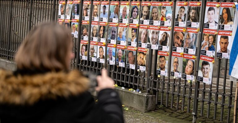 İsrail ordusu, 3 rehineyi teslim aldığı anların görüntülerini paylaştı