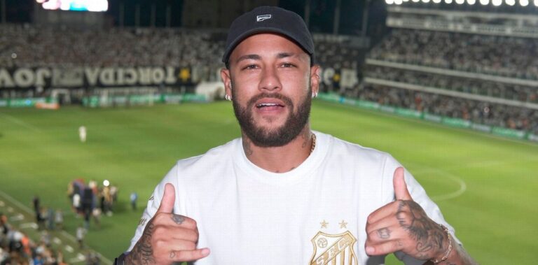 Döndü, dolaştı ve yuvasına geri döndü. Neymar son kararını verdi
