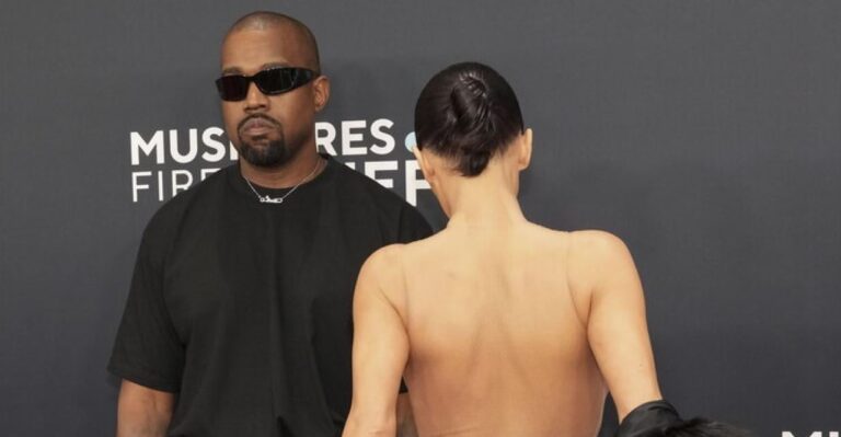 Karım üzerinde hakimiyetim var, ben ne istersem onu giyer