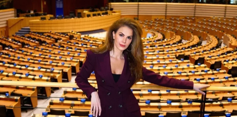 Tülin Şahin, Avrupa Parlamentosu’nda sunum yapan ilk top model oldu