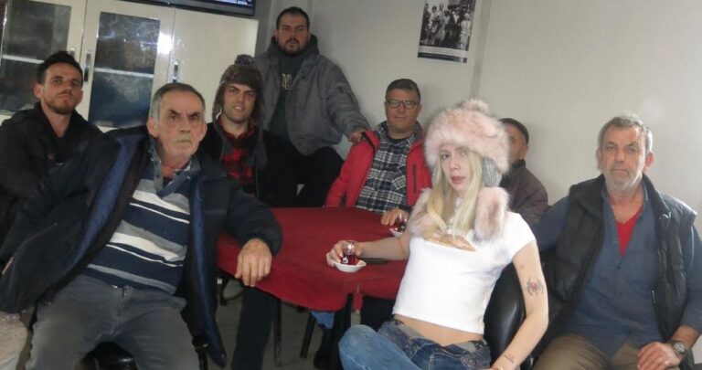 Şarkıcı Aleyna Tilki’den kahvehanede şaşırtan pozlar