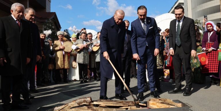 Erdoğan Nevruz ateşi yaktı, Kürşad Zorlu üzerinden atladı