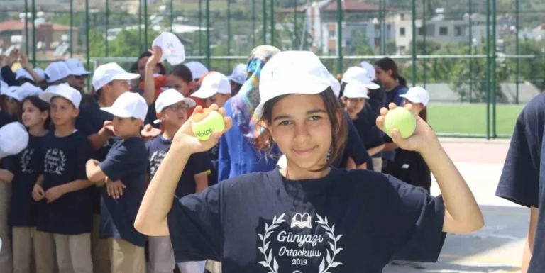‘Haydi Tenise’ projesi 11 deprem ilinde eş zamanlı başladı