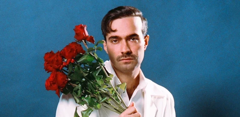 Şarkıcı Mert Demir yeni imajıyla ortaya çıktı