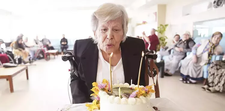 100. yaşında ilk doğum günü kutlaması